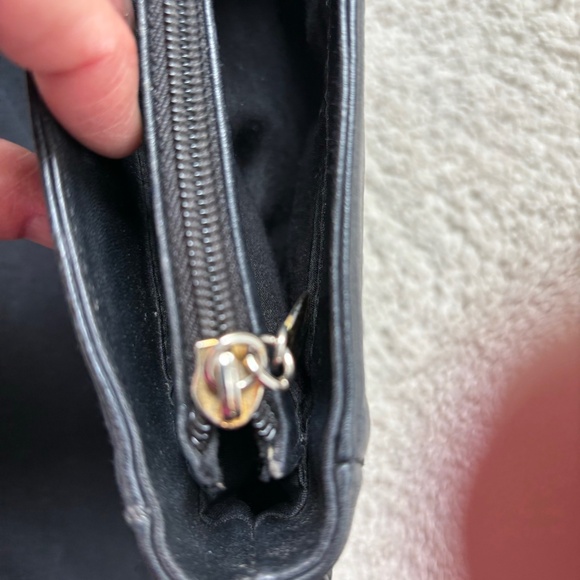 Vintage Navy leather Etienne Aigner adjustable shoulder bag - Picture 8 of 15